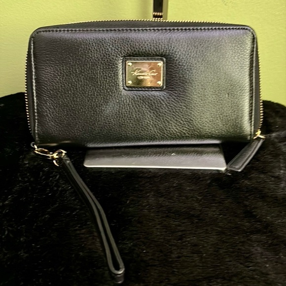 Kenneth Cole Black Leather Wallet with Gold Plaque - Picture 1 of 11